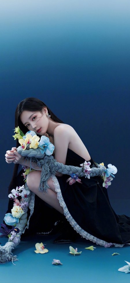 李一桐黑色抹胸长裙抱花蓝调背景优雅人物手机壁纸