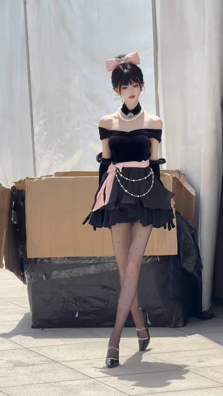 美女穿黑粉露肩裙戴蝴蝶结站纸箱前人物手机壁纸
