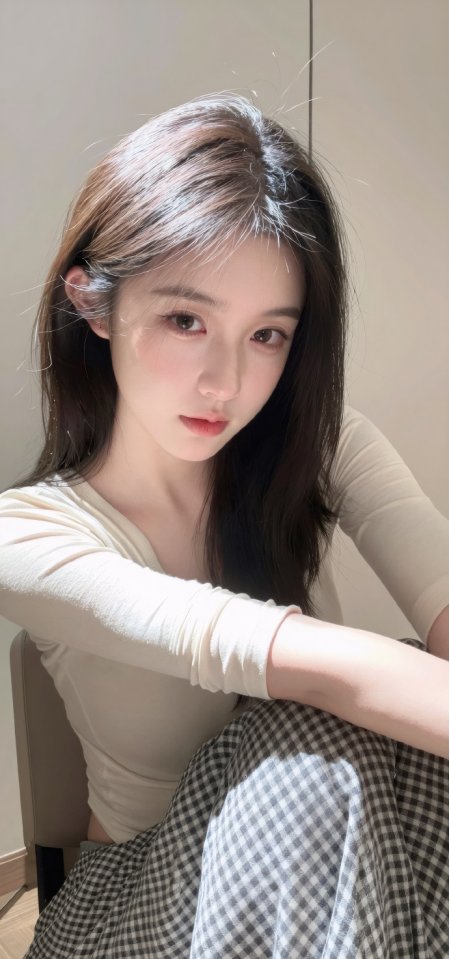 美女米色上衣格纹裙坐姿人物手机壁纸