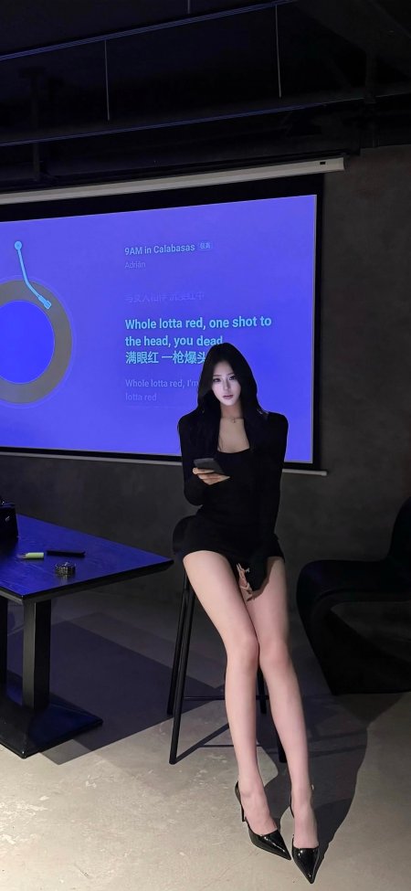 美女黑裙高跟鞋投影前时尚室内人物手机壁纸