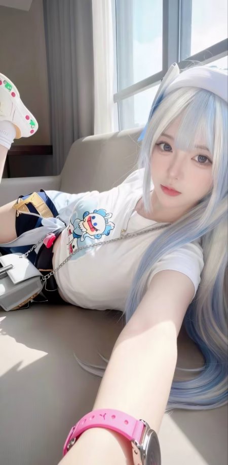 银发蓝瞳少女穿白T恤躺沙发自拍动漫手机壁纸