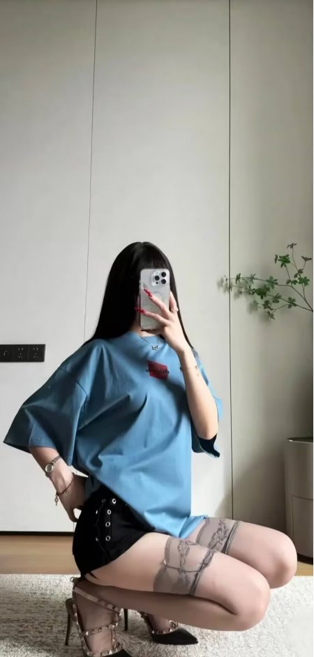 美女蓝色T恤短裤对镜自拍时尚人物手机壁纸
