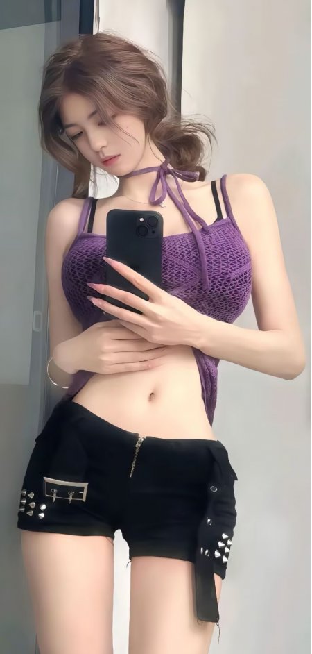 棕发美女紫色网眼吊带上衣黑色铆钉短裤镜前自拍时尚人物手机壁纸