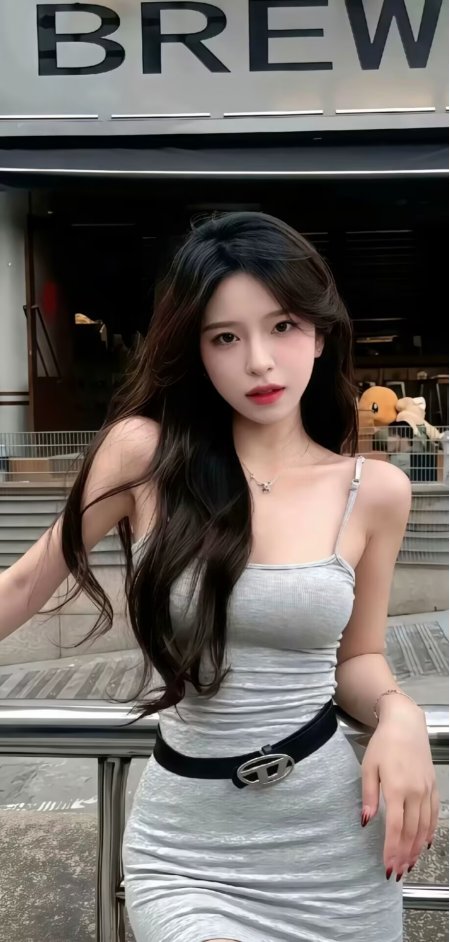 长发美女灰色吊带裙黑色腰带户外街景时尚人物手机壁纸