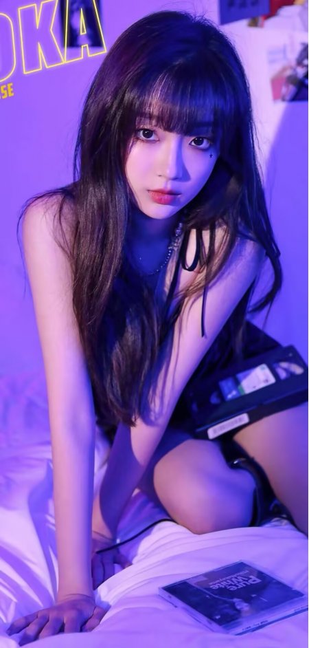 长发美女坐紫色灯光床上穿黑吊带裙人物手机壁纸
