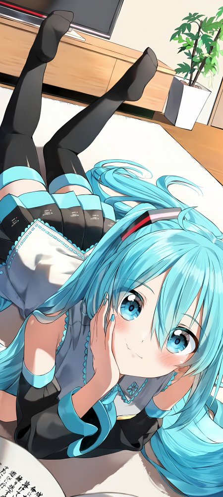 初音未来蓝发双马尾趴卧可爱动漫手机壁纸