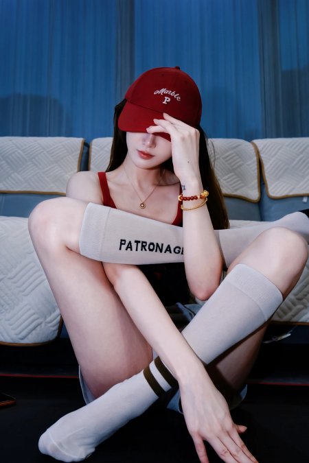 美女红帽白长袜坐姿休闲时尚人物手机壁纸