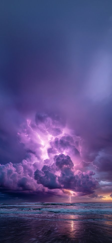 紫色雷暴云团闪电划破海天壮丽自然风景手机壁纸