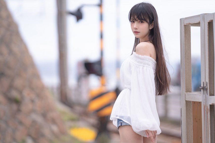 日系白衣美女铁道旁侧身人物摄影电脑壁纸