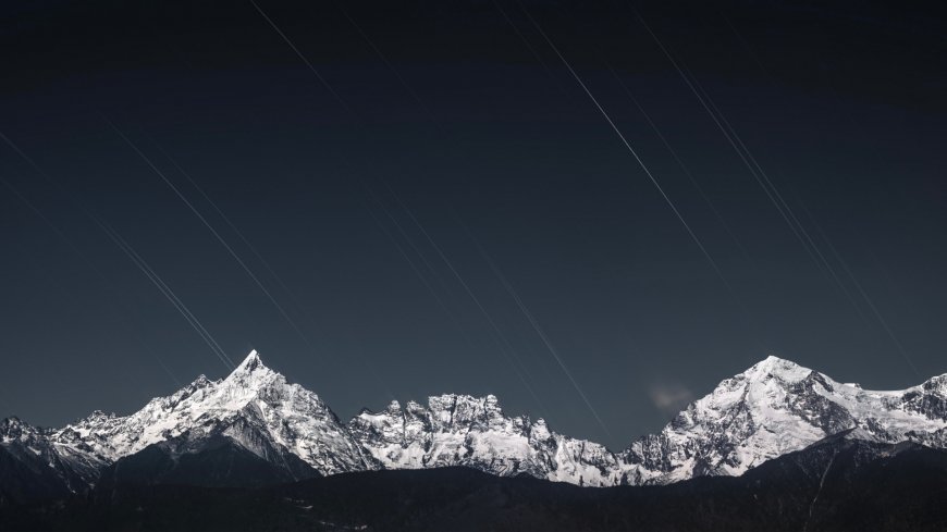 雪山夜空星轨山脉壮丽风光风景电脑壁纸