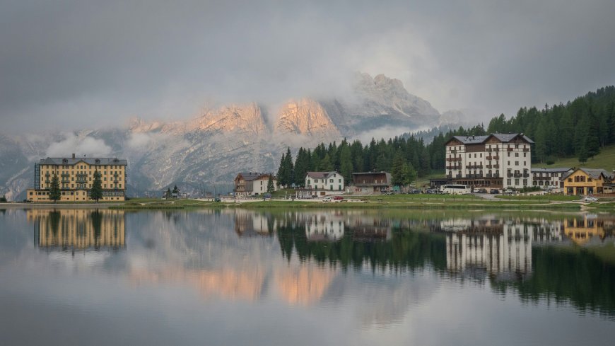 意大利多洛米蒂山湖晨雾欧式建筑风景电脑壁纸
