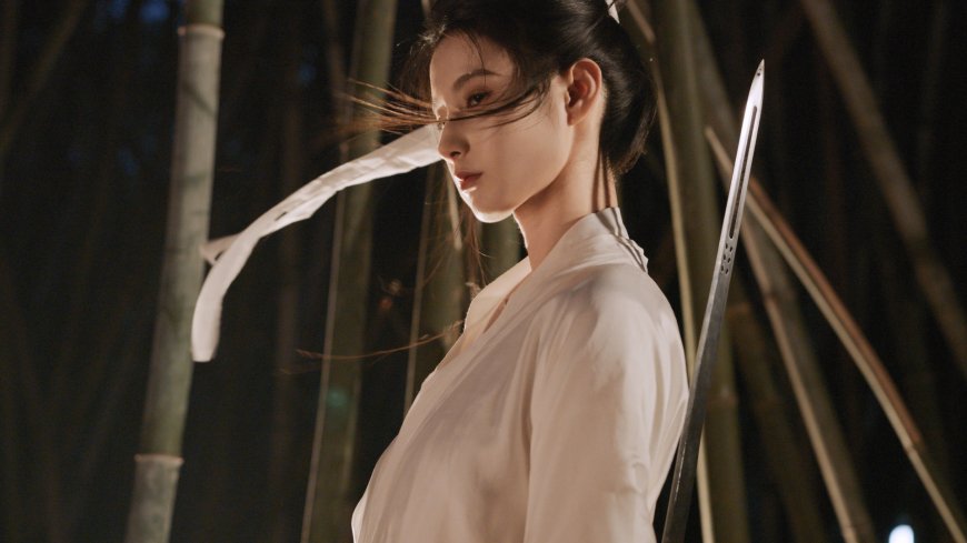 竹林白衣持剑美女古风人像摄影电脑壁纸