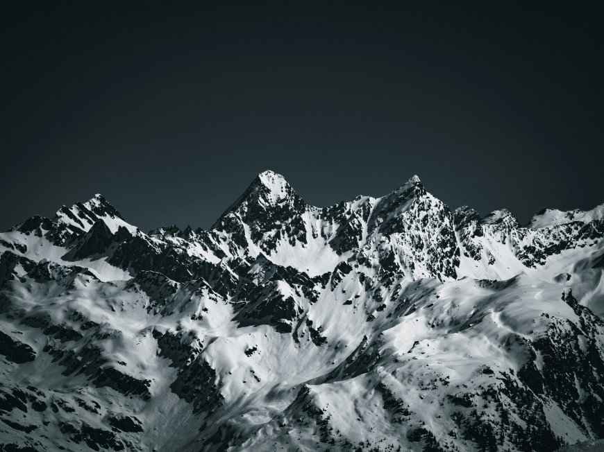 阿尔卑斯山脉冬季雪景黑白高对比度风景电脑壁纸