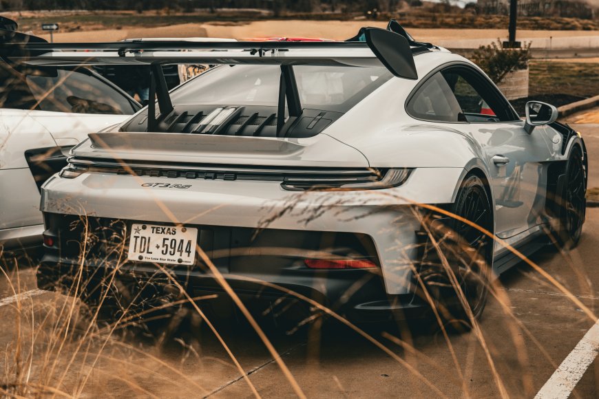 保时捷911GT3RS白色跑车尾翼特写汽车摄影创意电脑壁纸