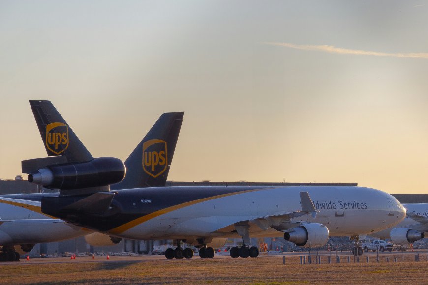 UPS货运飞机尾翼标志机场停机坪航空摄影风景电脑壁纸