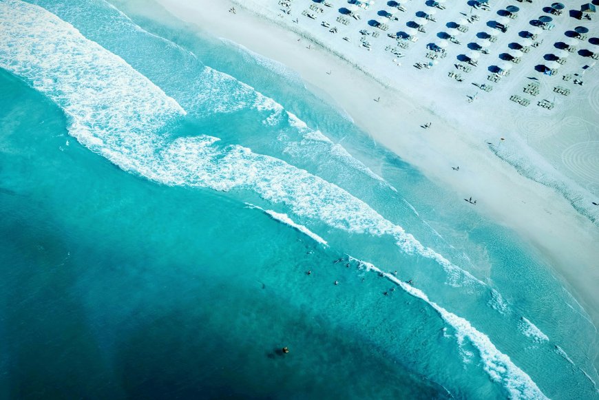 碧海白沙海滩冲浪人群航拍度假风光风景电脑壁纸