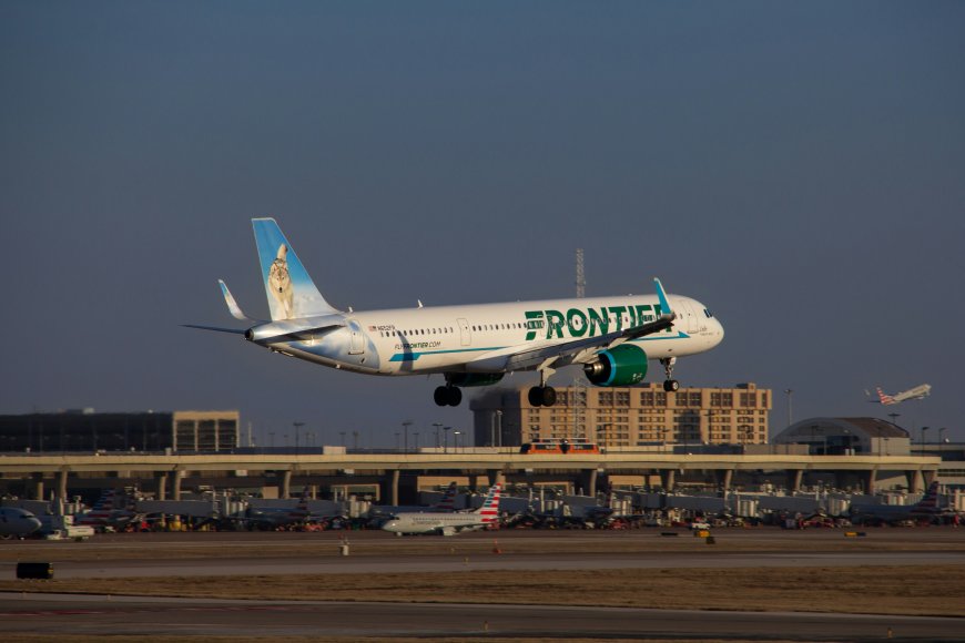 边疆航空客机狼图案尾翼机场起降航空摄影风景电脑壁纸