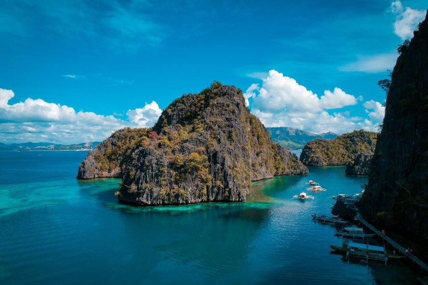 菲律宾科隆岛凯央根湖喀斯特地貌碧海蓝天风景电脑壁纸