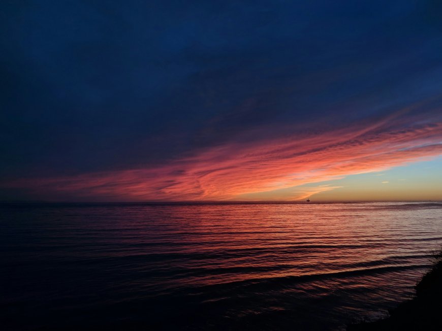 海上日落晚霞染红天空海面波光粼粼自然风光风景电脑壁纸