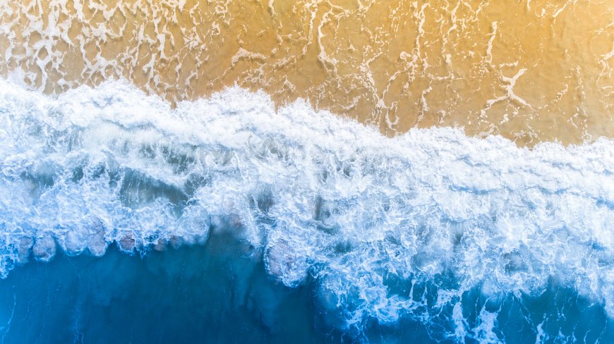 海浪拍打沙滩俯拍视角海洋风光风景电脑壁纸