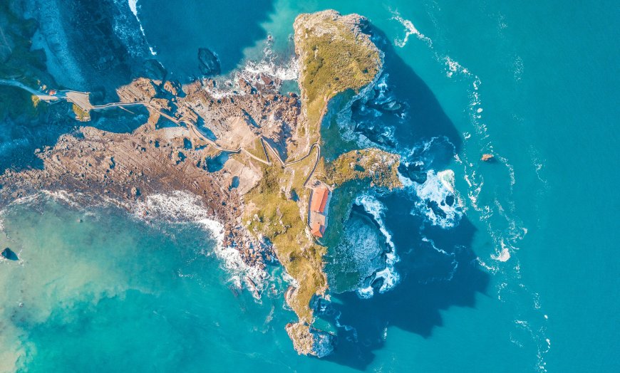 海岸小岛航拍蜿蜒小径通向红顶建筑风景电脑壁纸
