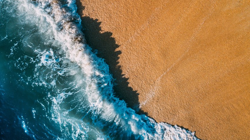 海浪拍打沙滩航拍海岸风光风景电脑壁纸