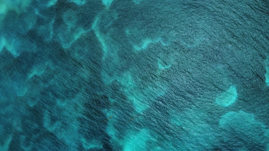 蓝绿色海面纹理波光粼粼自然水纹特写风景电脑壁纸