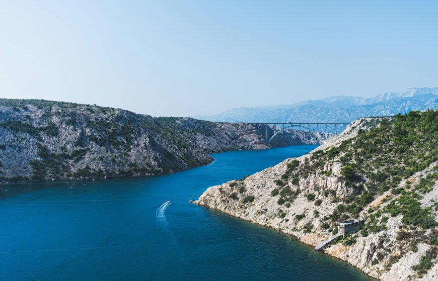 克罗地亚马斯莱尼察桥峡谷碧蓝海水风景电脑壁纸