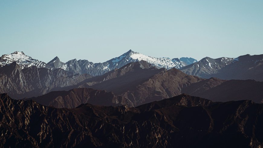 连绵雪山层叠山峦日出光影自然风光风景电脑壁纸