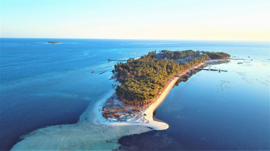 热带海岛航拍棕榈树林沙滩碧海蓝天风景电脑壁纸