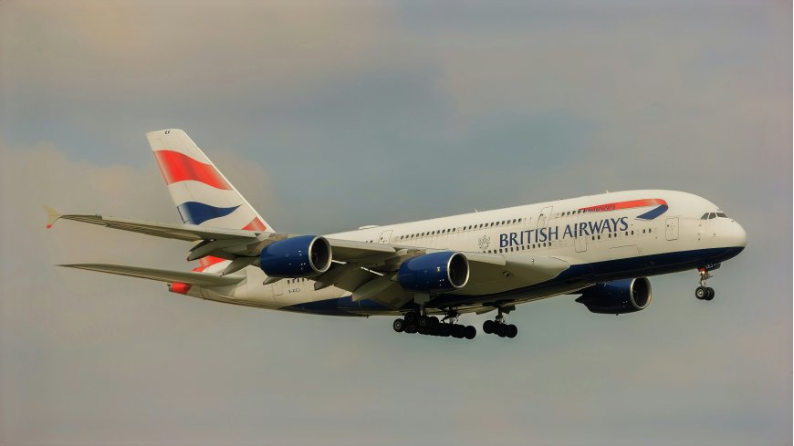 英国航空A380客机起降瞬间蓝天背景航空摄影风景电脑壁纸