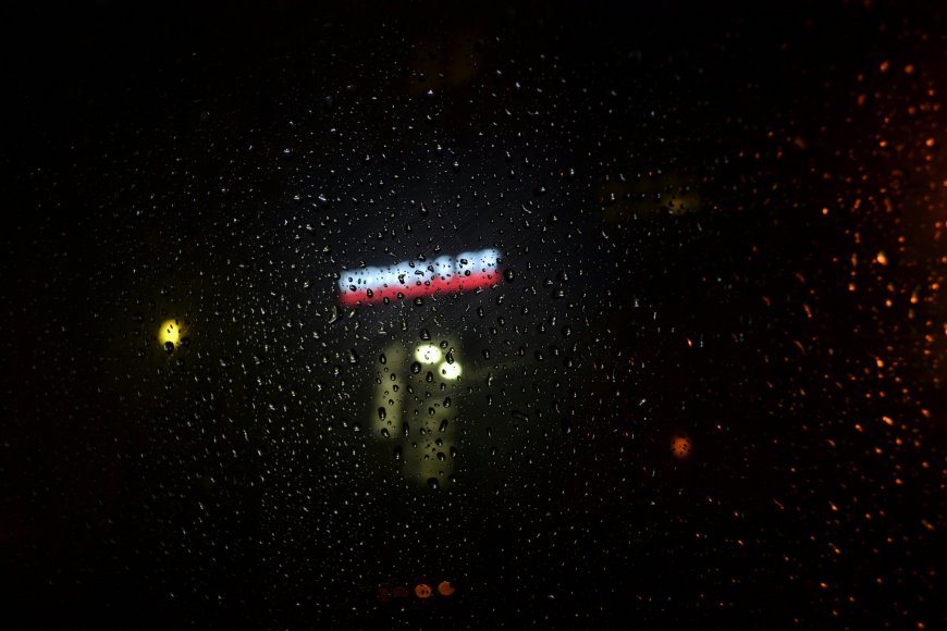 雨夜车窗水珠模糊街灯霓虹光影氛围创意电脑壁纸