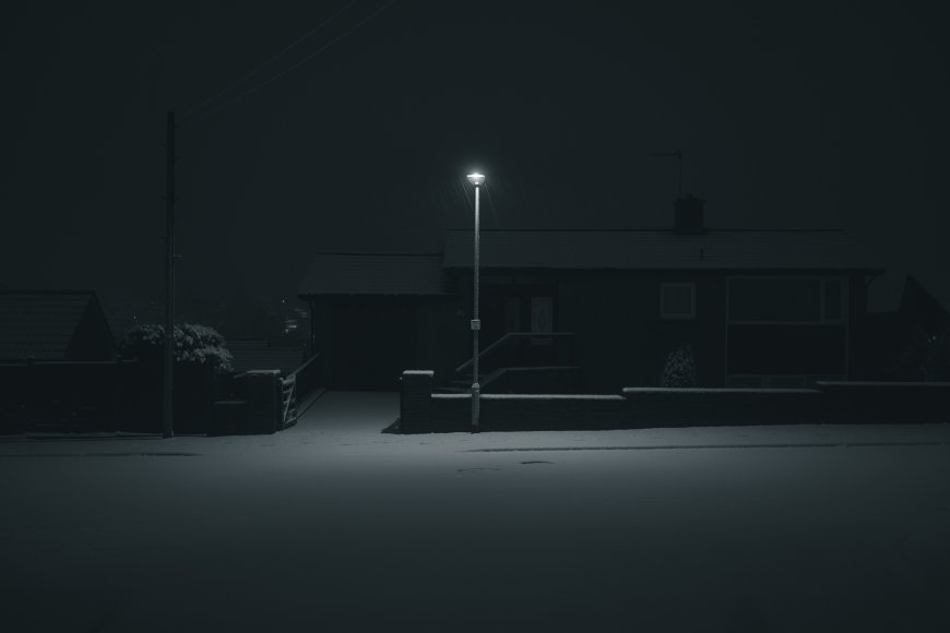 雪夜中一盏路灯照亮积雪覆盖的街道与房屋夜景风景电脑壁纸