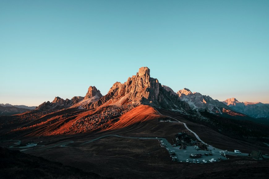 意大利多洛米蒂山脉日出金光洒满峰顶壮丽风光风景电脑壁纸
