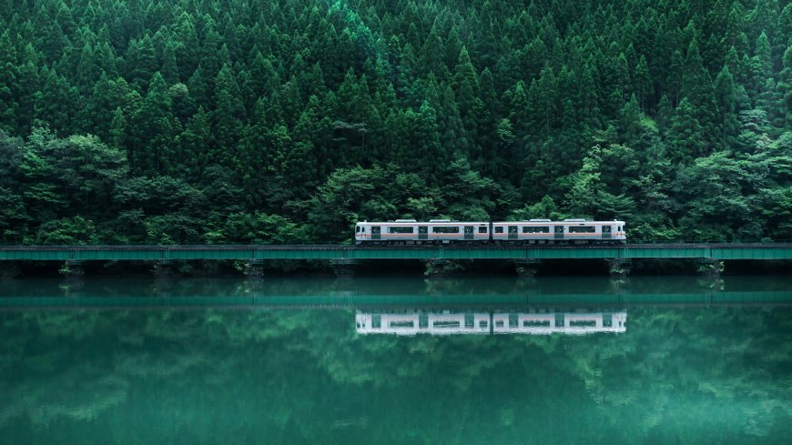 森林铁路桥列车倒影湖泊治愈系风景电脑壁纸