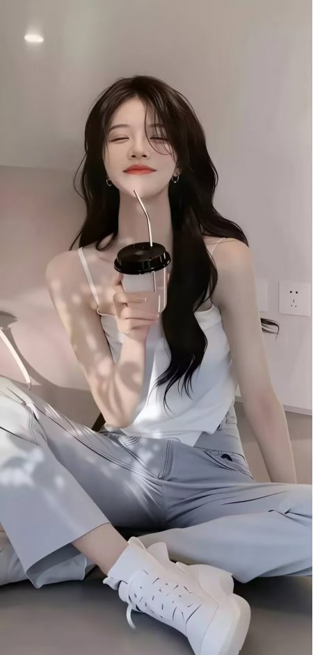 白吊带牛仔裤美女持杯微笑清新人物手机壁纸