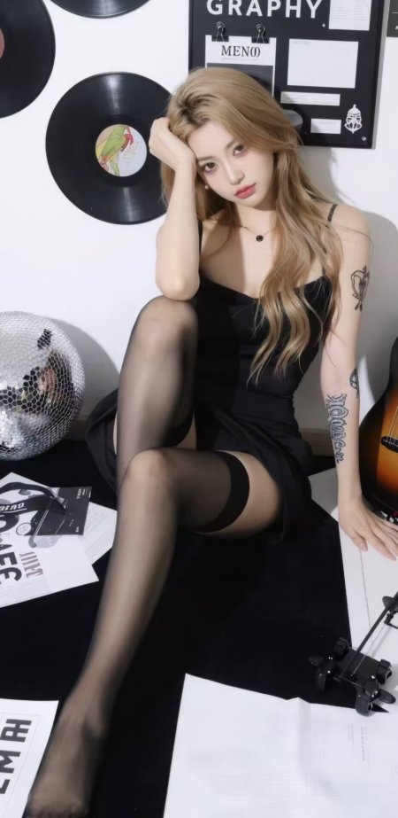 黑吊带裙金发纹身美女唱片墙前潮酷人物手机壁纸