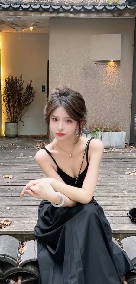 黑吊带长裙美女庭院坐姿气质人物手机壁纸