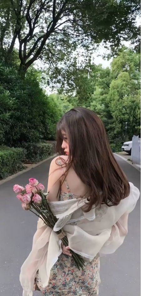 户外手持花束美女写真手机壁纸