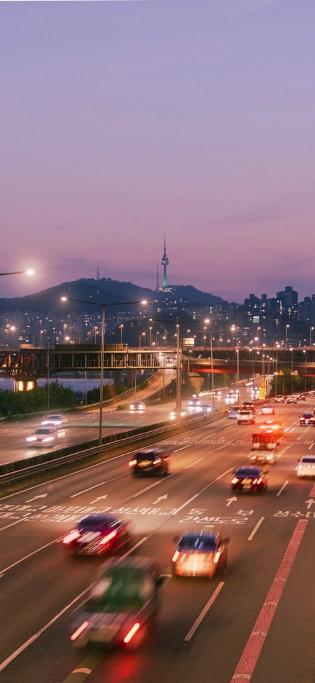 韩国首尔南山塔黄昏城市车流风景手机壁纸