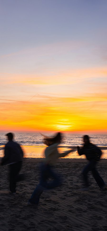 夕阳海滩人物剪影奔跑风景手机壁纸