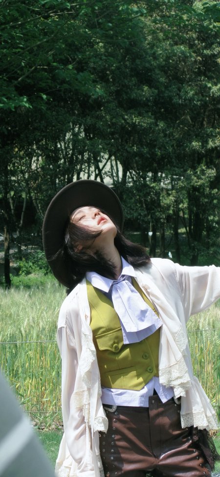 祝绪丹麦田戴帽仰头休闲摄影手机壁纸
