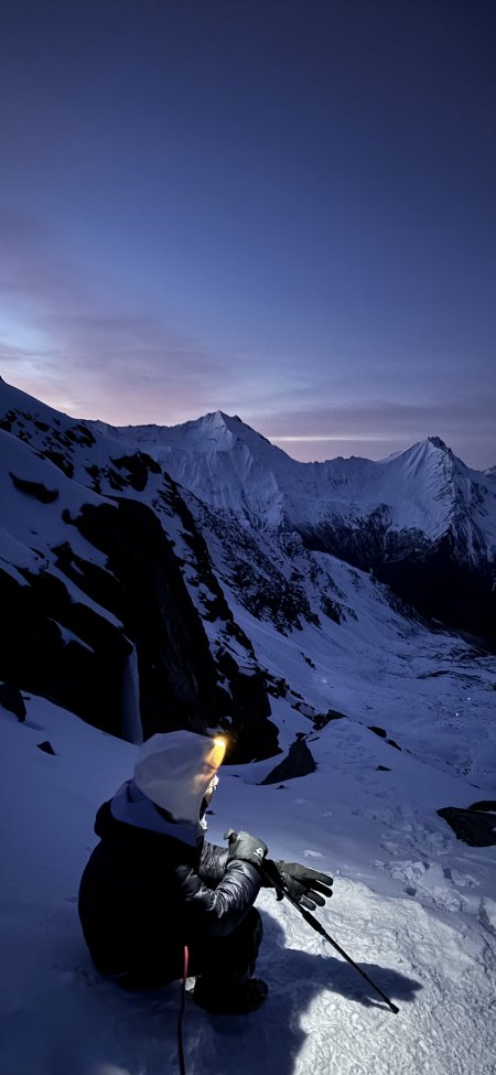 雪山攀登者头灯照亮夜空户外探险摄影手机壁纸