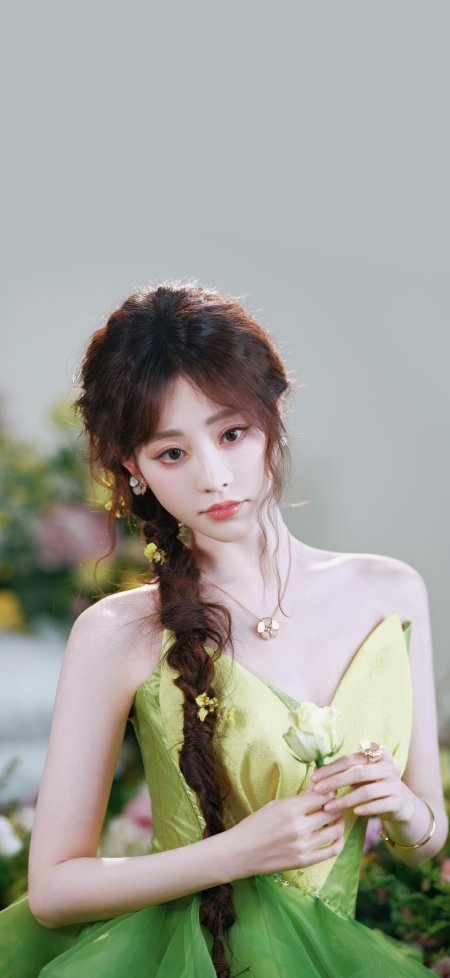 祝绪丹手持白玫瑰绿色礼服摄影手机壁纸
