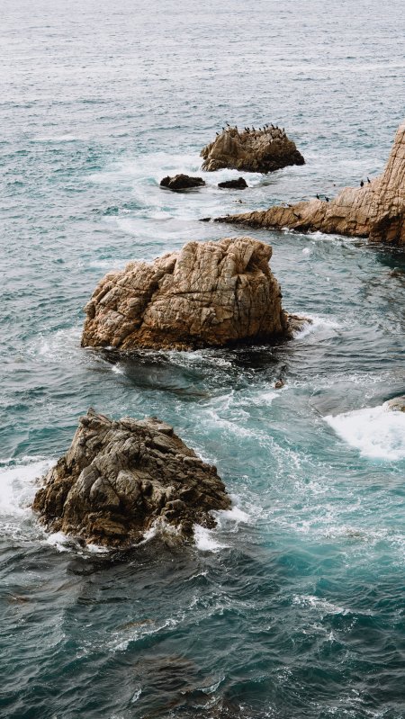蔚蓝海浪拍打褐色礁石海岸风光摄影手机壁纸