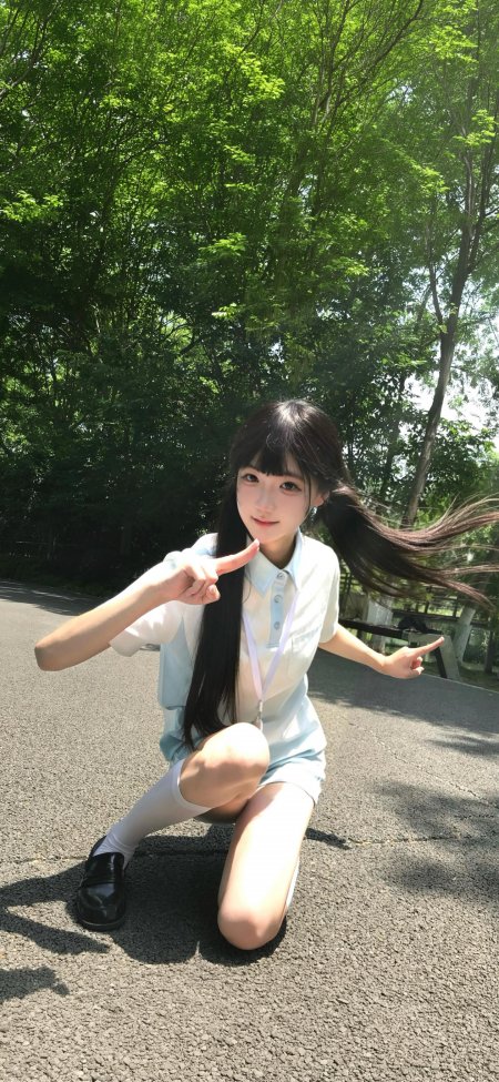 美女穿浅蓝连衣裙蹲姿指路户外摄影手机壁纸