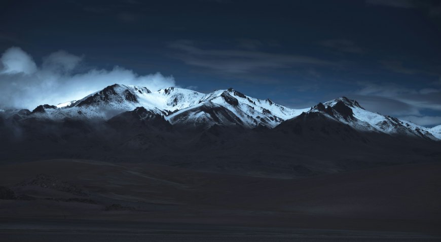 雪山山脉夜景云雾缭绕自然风光风景电脑壁纸