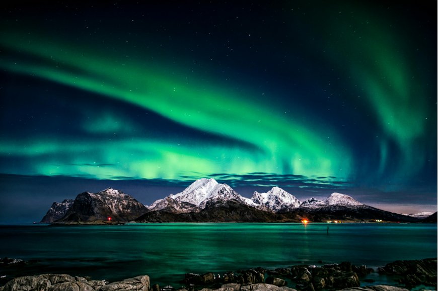 挪威罗弗敦群岛极光雪山海湾夜景风景电脑壁纸
