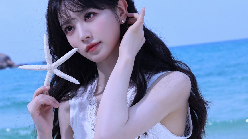 田曦薇海边手持海星清新自然美女摄影电脑壁纸