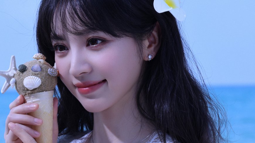 田曦薇手持贝壳冰淇淋甜美笑容美女摄影电脑壁纸